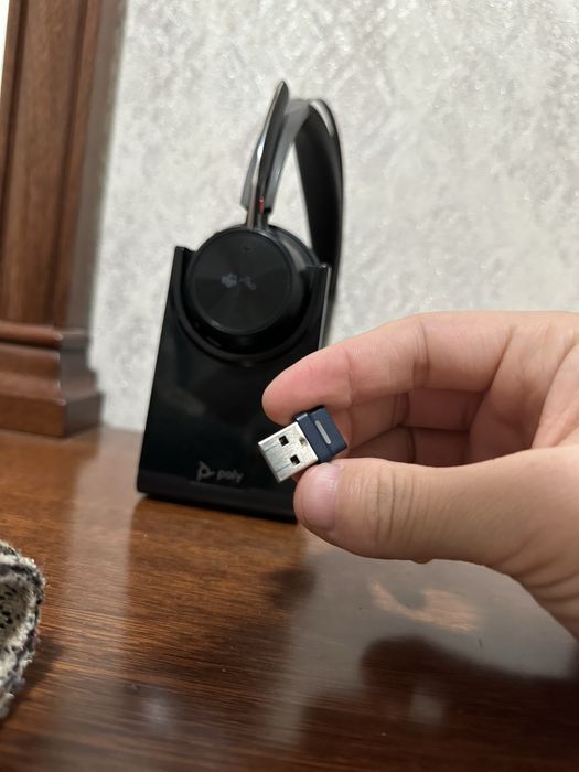 Poly - Voyager Focus 2 UC USB-A Headset with Stand