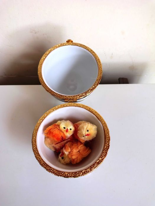 Красиво Порцеланово Яйце-Кутия за Бижута-Лимож