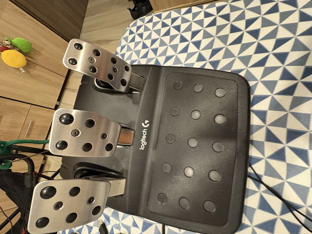Vand volan logitech cu scaun de gaming