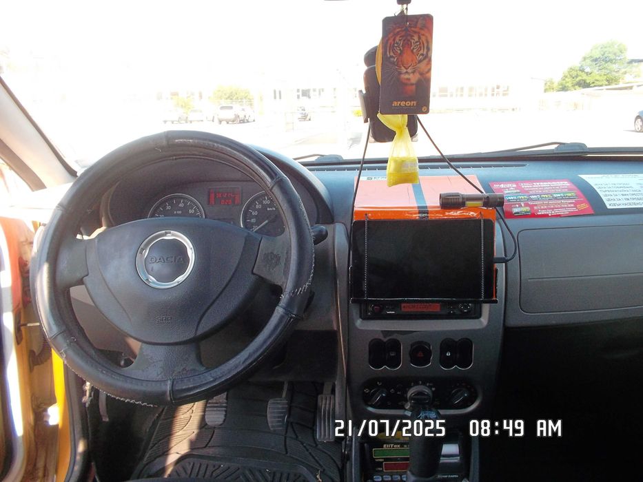 Продавам Дачия Сандеро