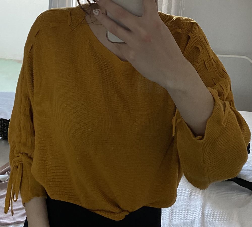 Тънък пуловер цвят горчица