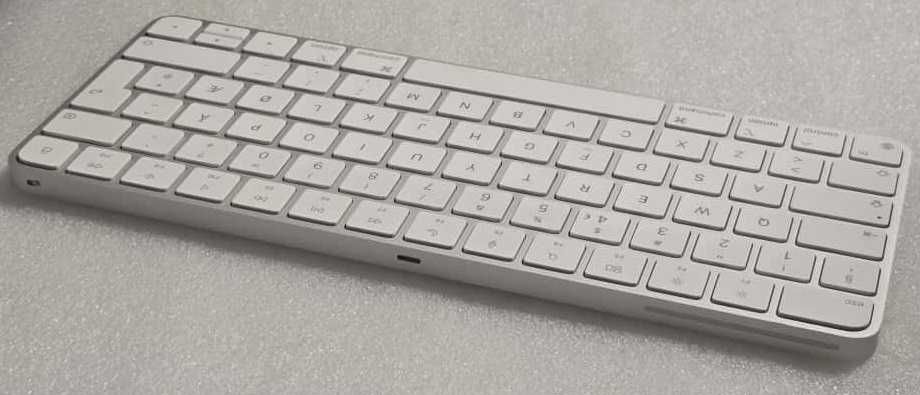 Tastatura Apple Magic Keyboard (2024), Bluetooth, Lightning port