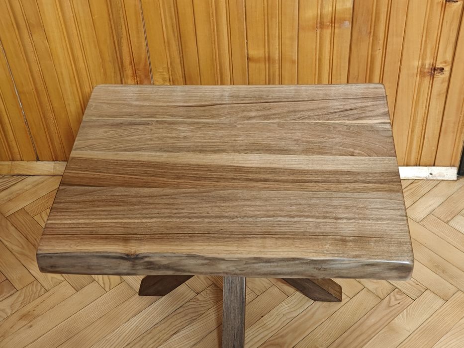 Помощни маси от масив