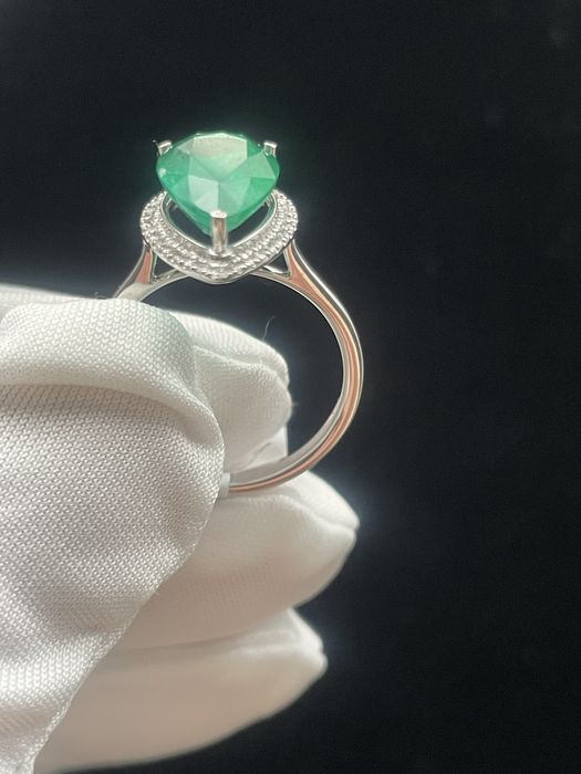 Дамски пръстен бяло злато, изумруд и диаманти.