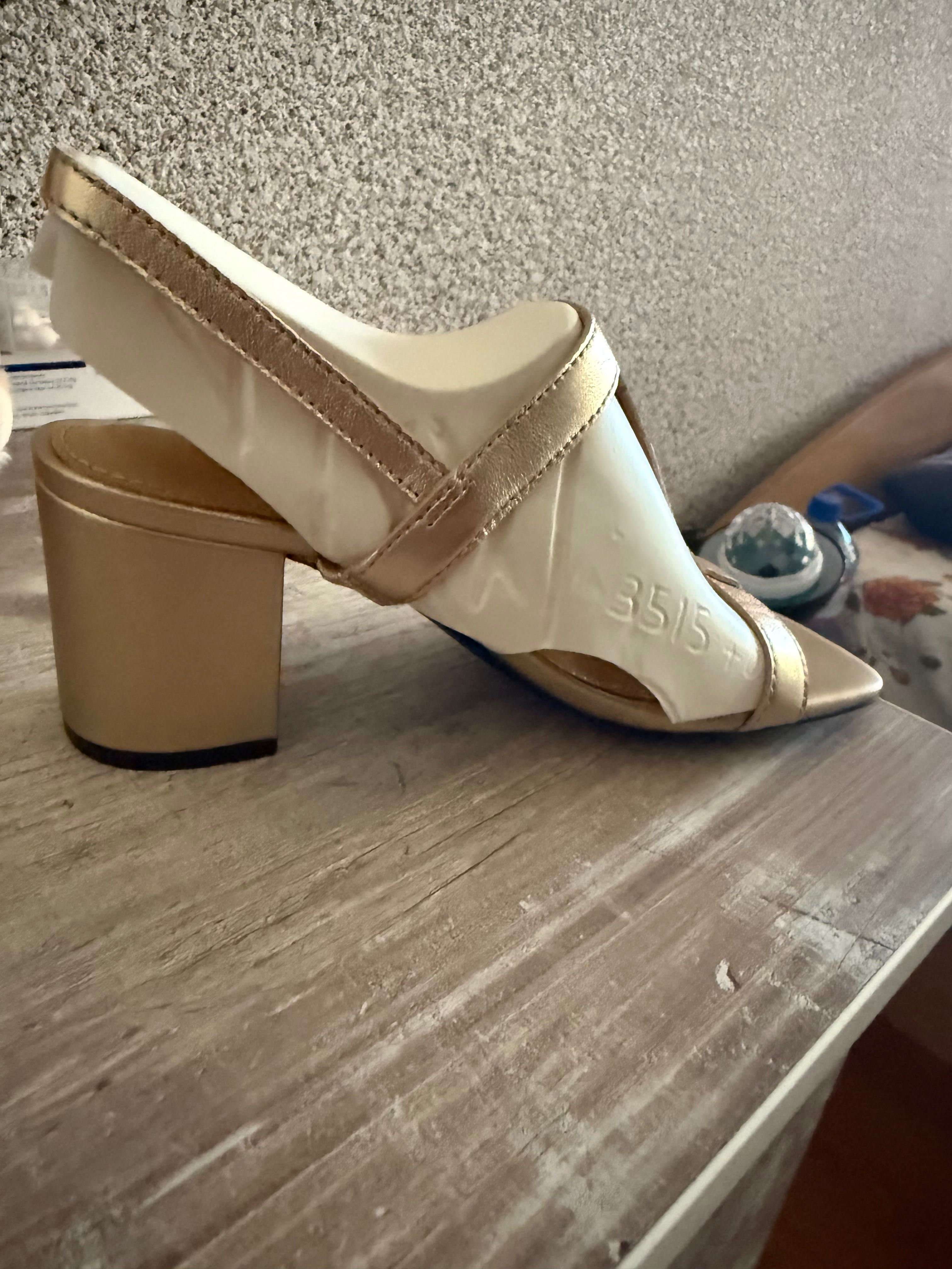 Продавам токчета на tommy hilfiger