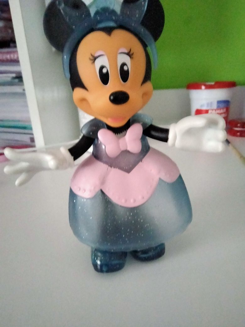 Garderobă Minnie cu 3 tinute de prințesă.