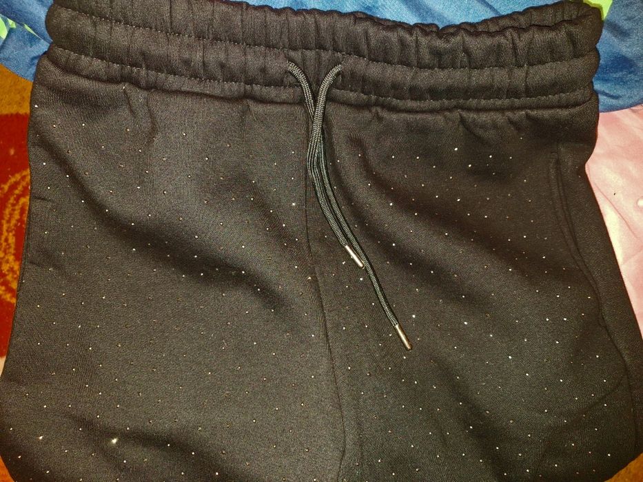 Анцуг с камъчета