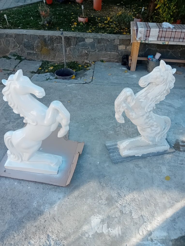 Căluți decorațiuni grădină din ciment alb
