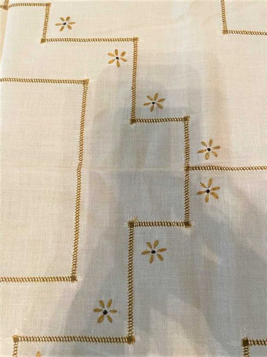 Красива голяма покривка с ръчна бродерия от Англия