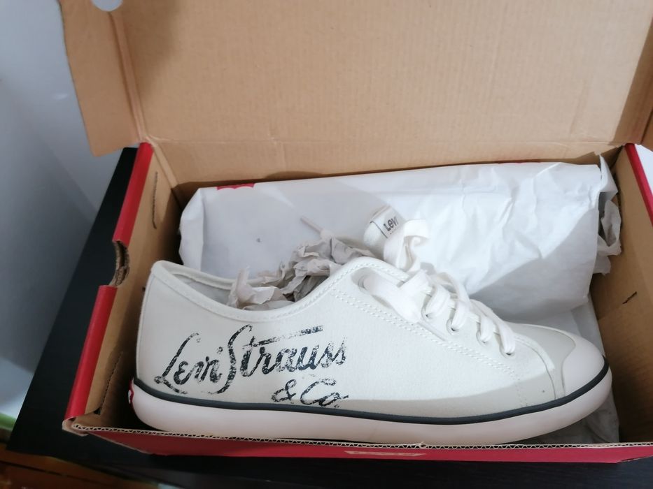 Teniși Levi Strauss noi 44