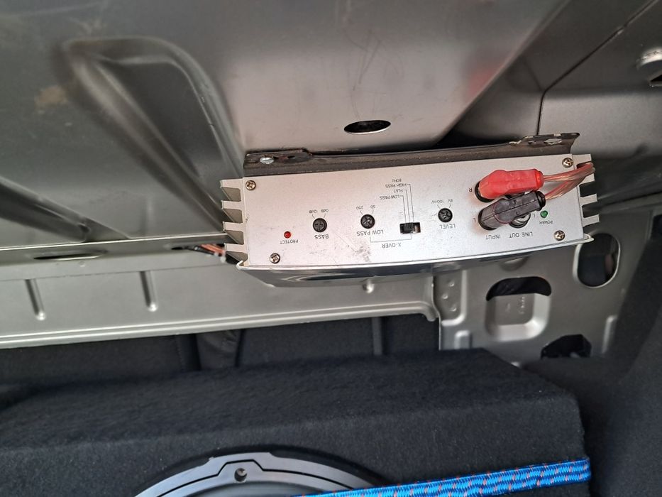 Vand 2 subwoofere+amplificatoare