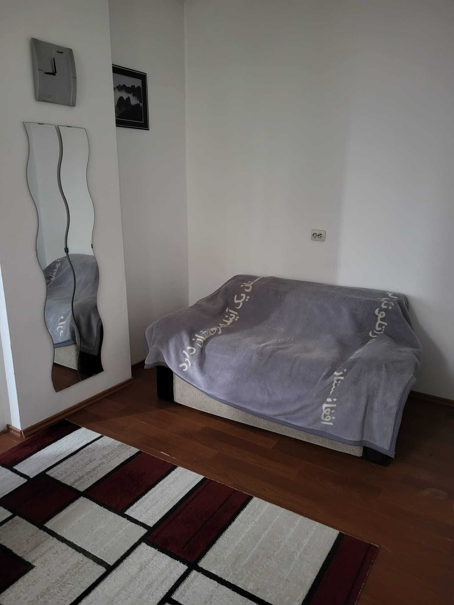 Proprietar,vand apartament 2 camere la curte,zona Stefan cel Mare