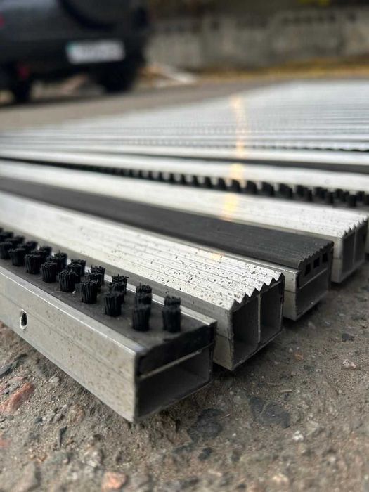 Придверные системы грязезащиты Щеточный профиль