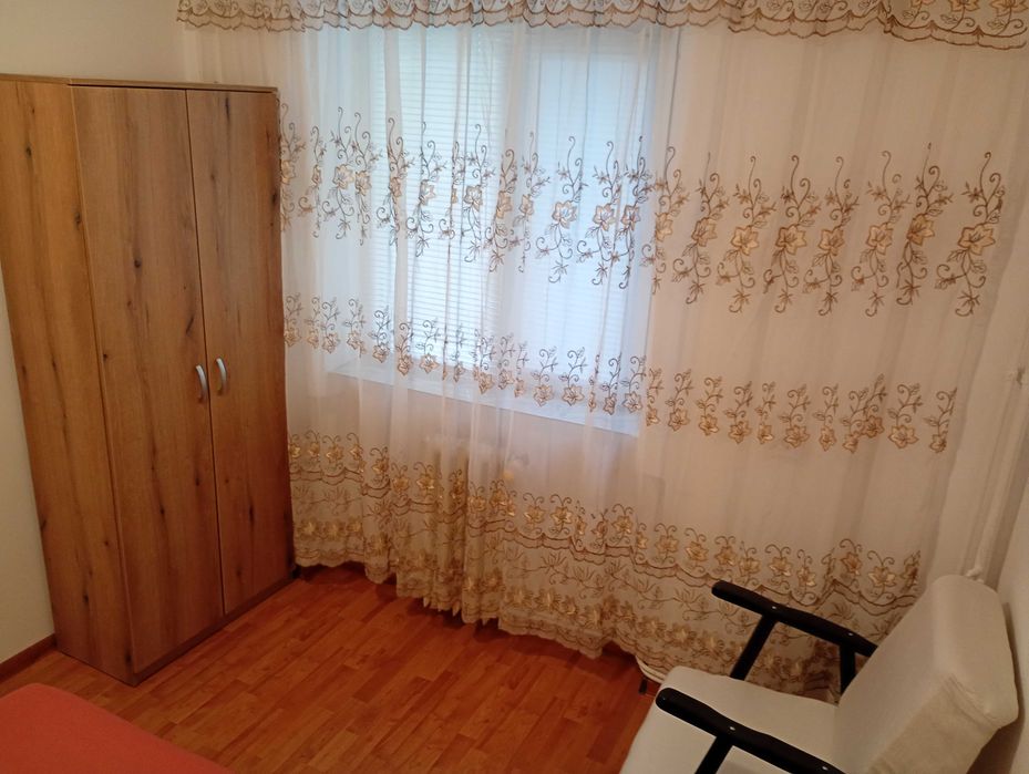 Închiriez apartament 3 camere