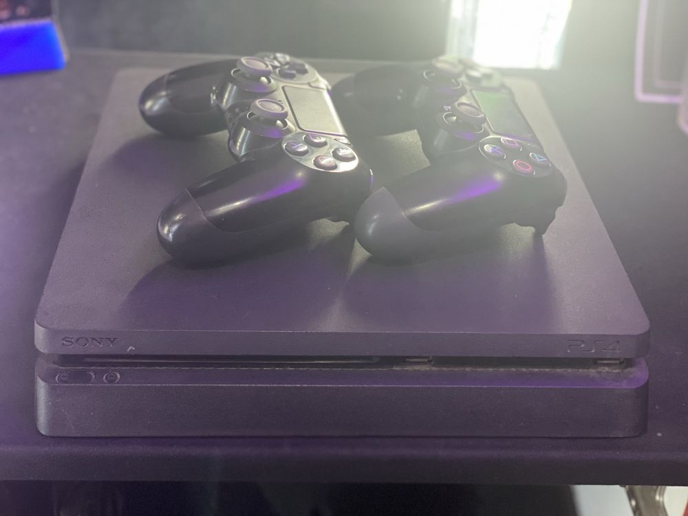 Продаю пс 4 с играми 3 шт