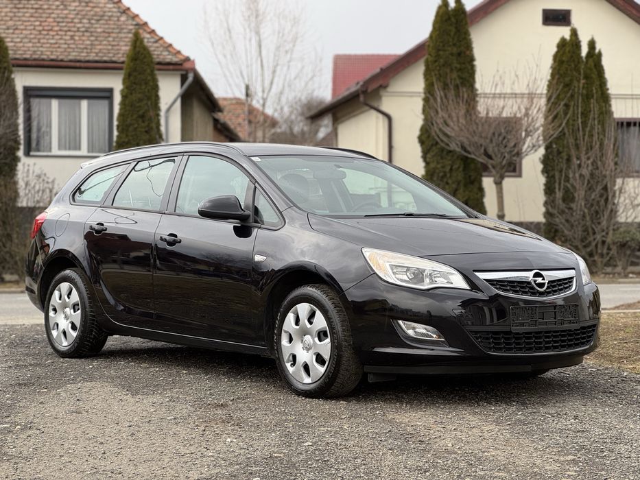 Opel Astra J Sprots Tourer 2011 - benzina 101cp Euro5