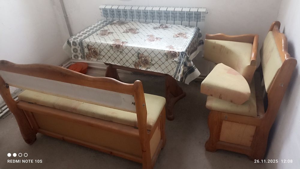 Кухонный стол комплект .