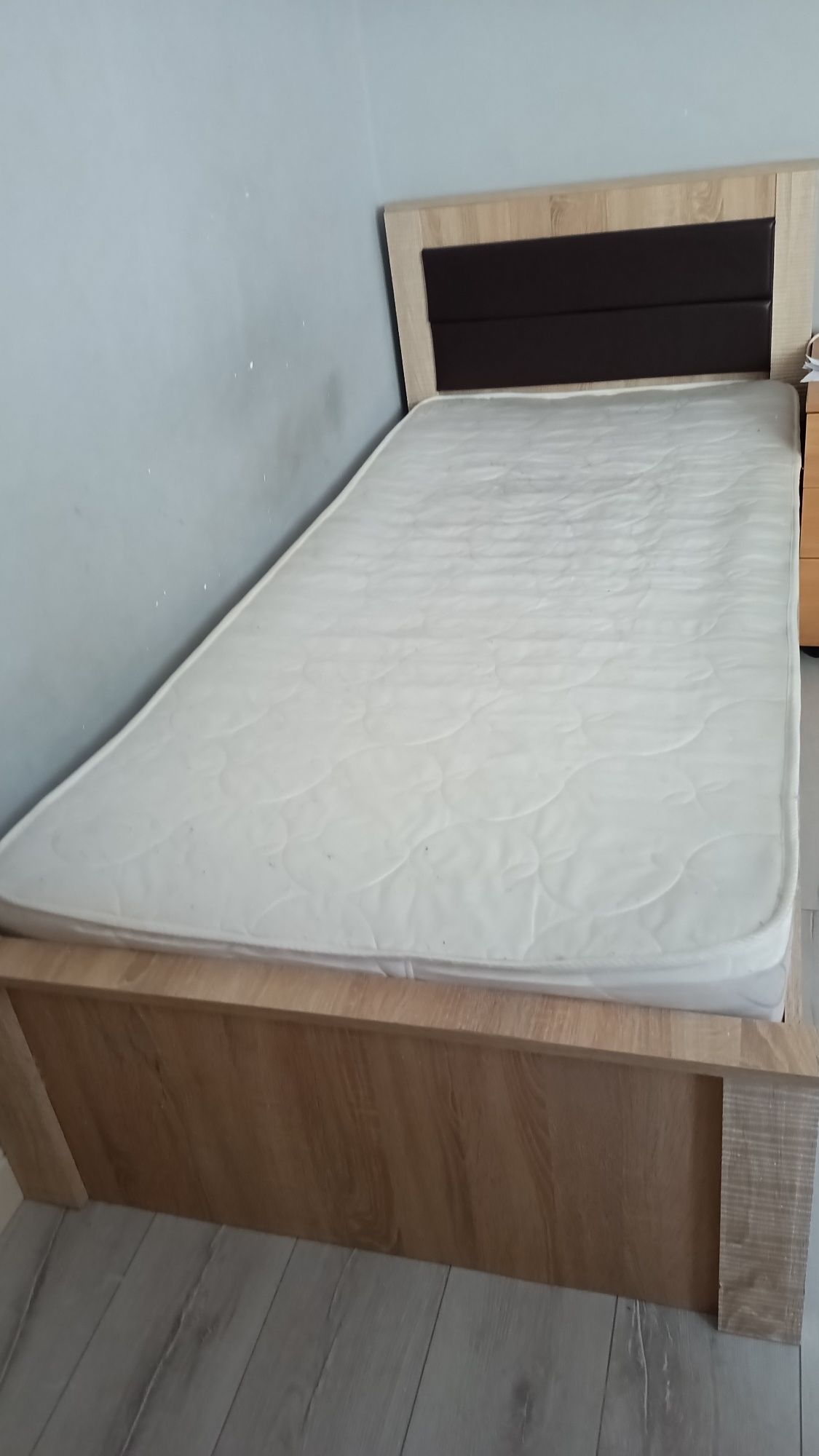 Продается кровать 90х200