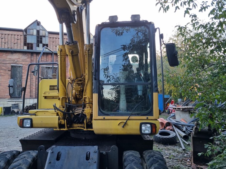 Komatsu- excavator pe roti PW 160-7K