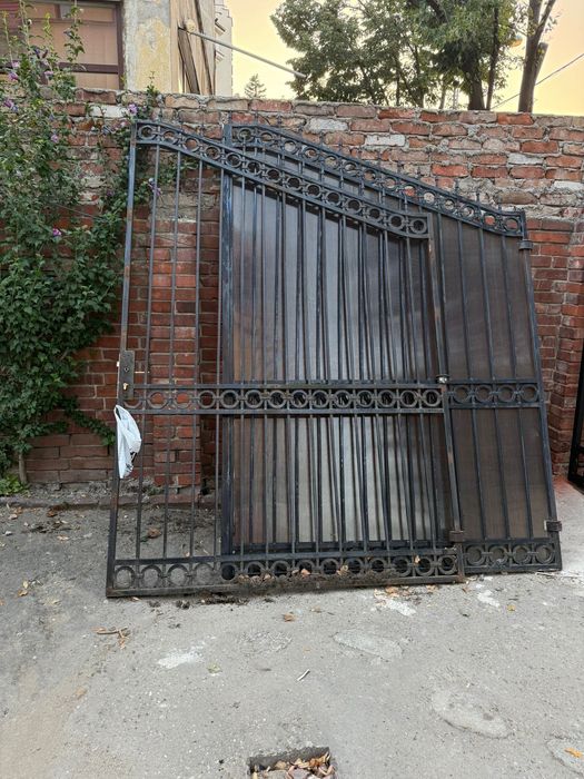 Barieră poartă / gard pentru curte – stare foarte bună