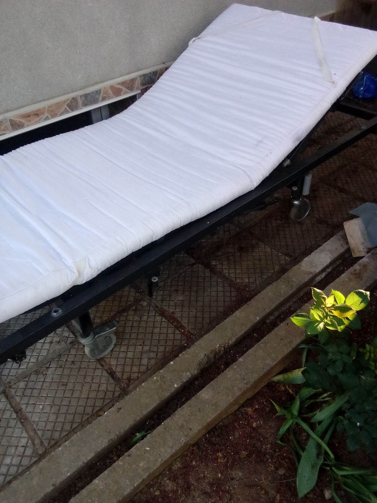 Болнично легло с декубитален матрак и инвалидна количка