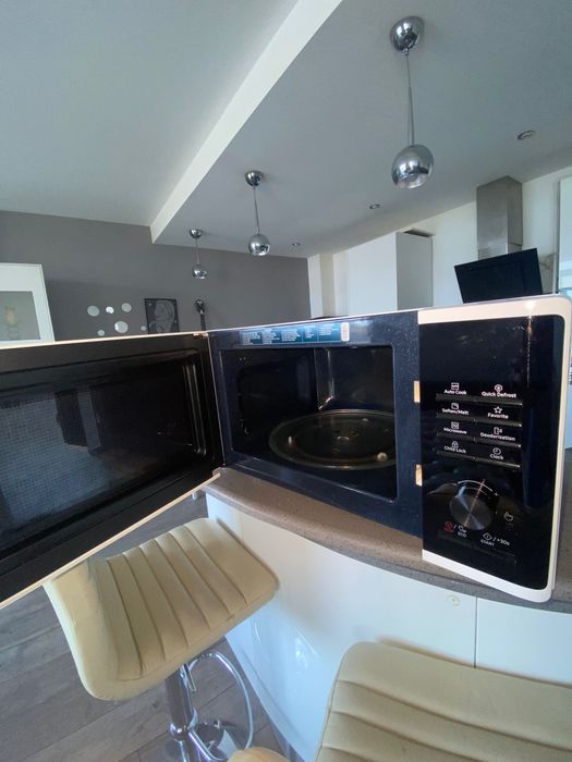 microwave Samsung oven with a grill