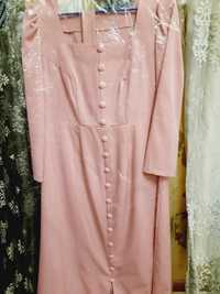 Платье розового цвета с пуговицами