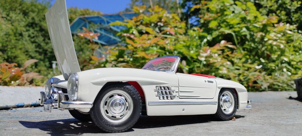 Mercedes Benz 300SL 1:18 1/18 Burago метална количка