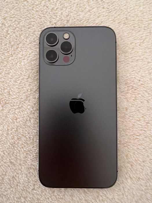 Iphone 12 pro + 4 калъфа на Мобилфокс