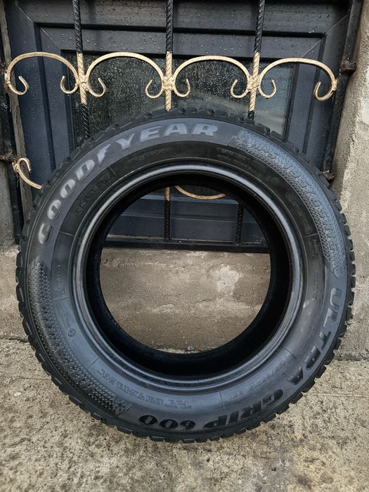 Шины зимние шипованные GOODYEAR 195/65/R15 в отличном состояний !