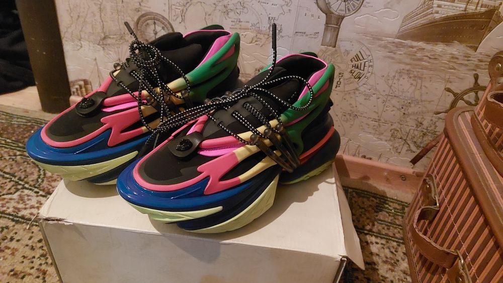 Стильные кроссовки