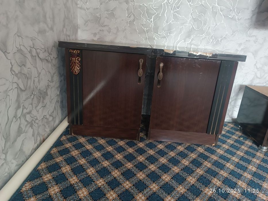 Комод с тумбами в среднем состоянии