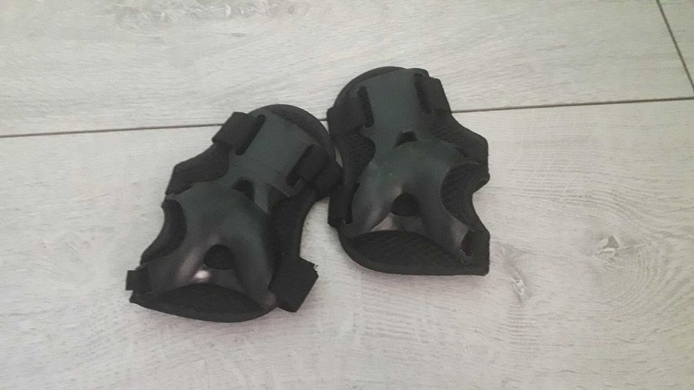 Vand set casca cu cotiere si genunchiere pentru trotinete