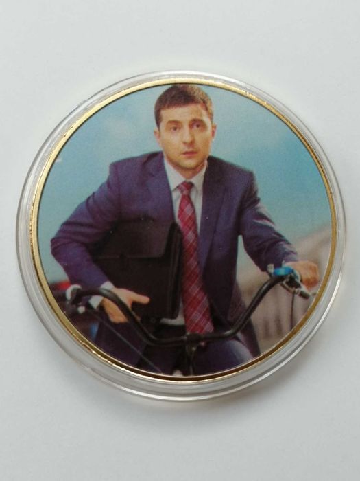 Сувенирни плакети с лика на Володимир Зеленски