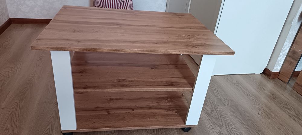 Продам новый журнальный столик очень красиво смотрится
