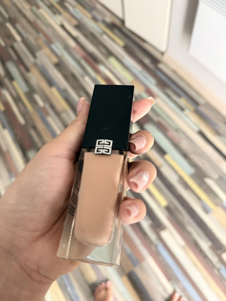Фондьотен Givenchy