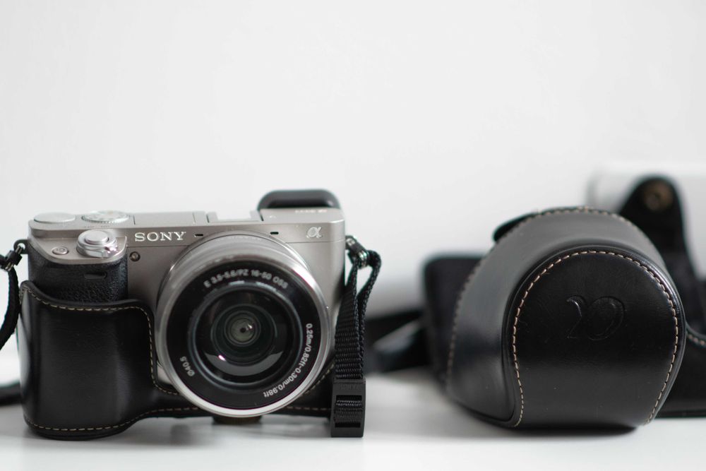 Vand/Schimb SONY a6000 kit + obiectiv + toc elegant de piele! WiFi NFC