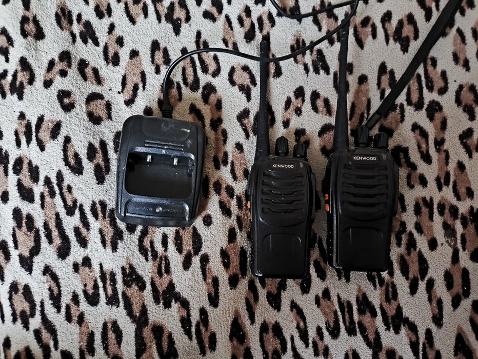 Продам две рации и станция для зарядки