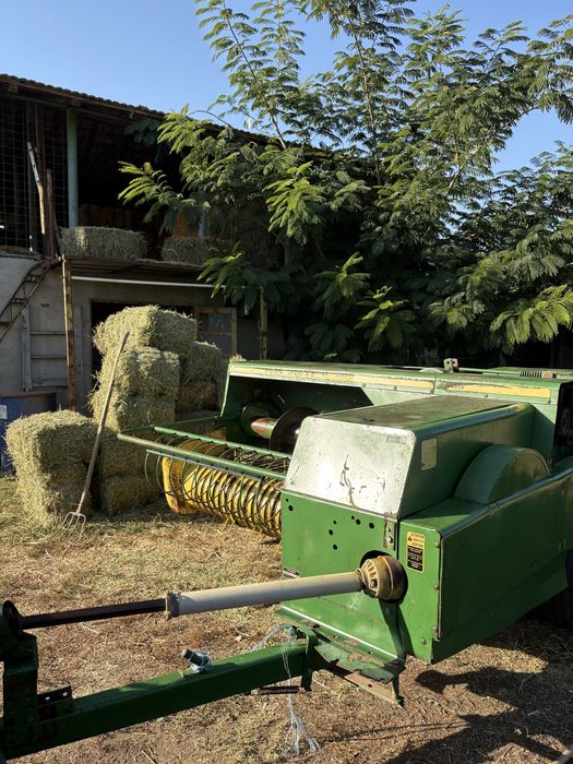 Vand presa de balotat John Deere, Balotiera