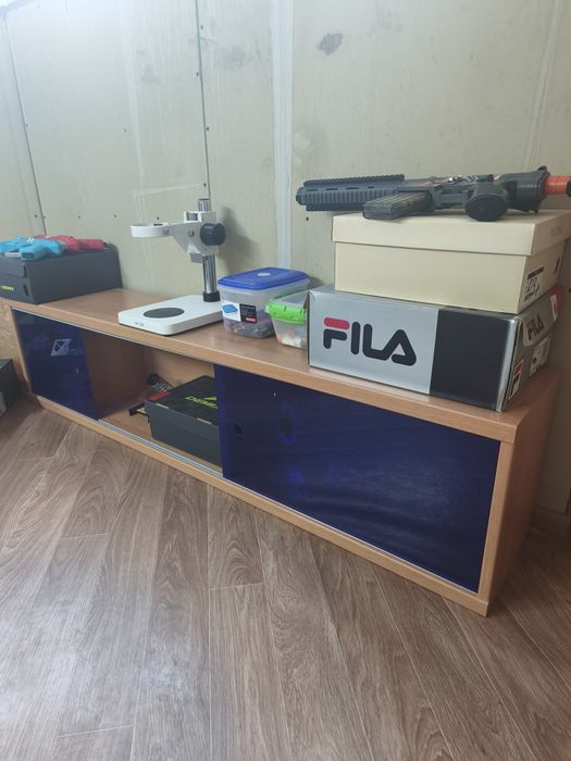 Полка со сдвижными дверцами.