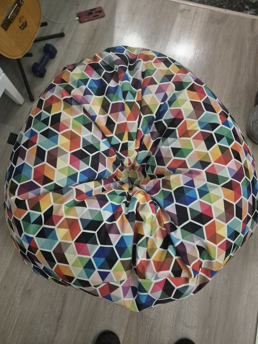 Голям цветен пуф