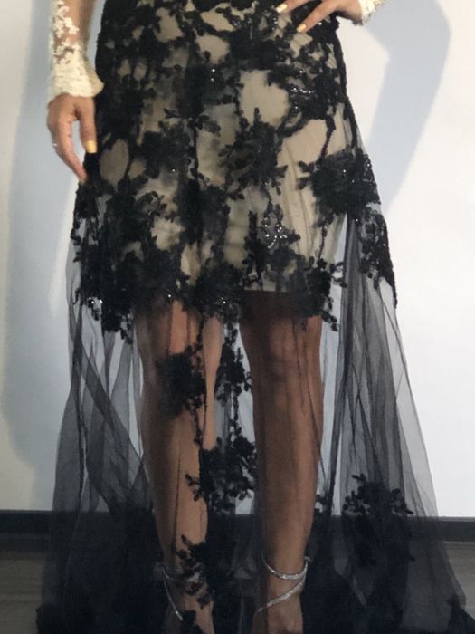 Rochie eleganta bej cu trena din dantela neagra