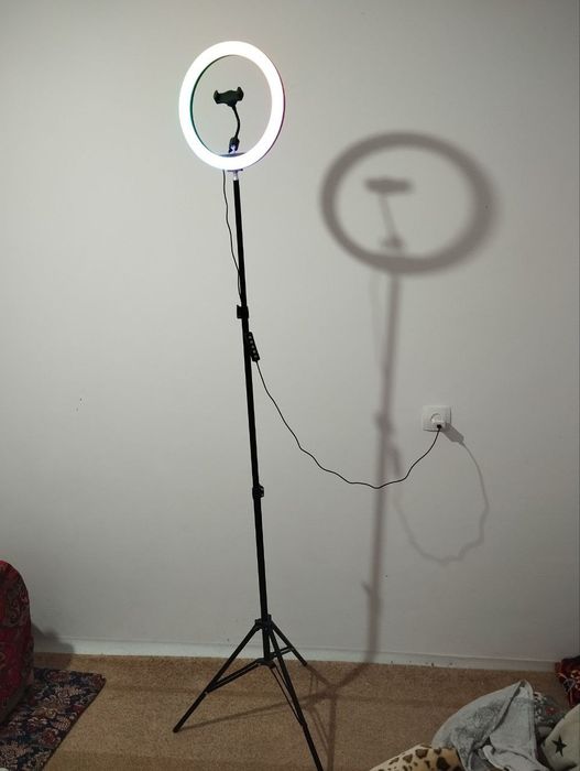 Штатив с лампой.