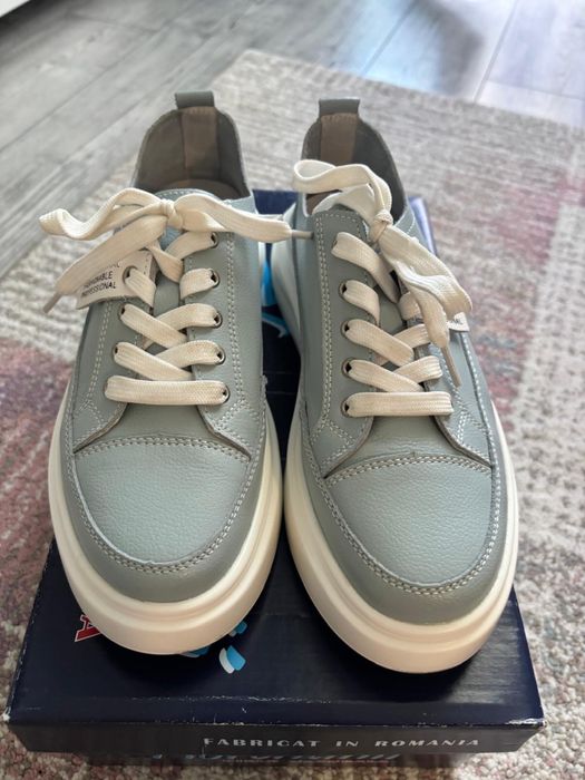 Vand Adidasi marimea 38 piele!