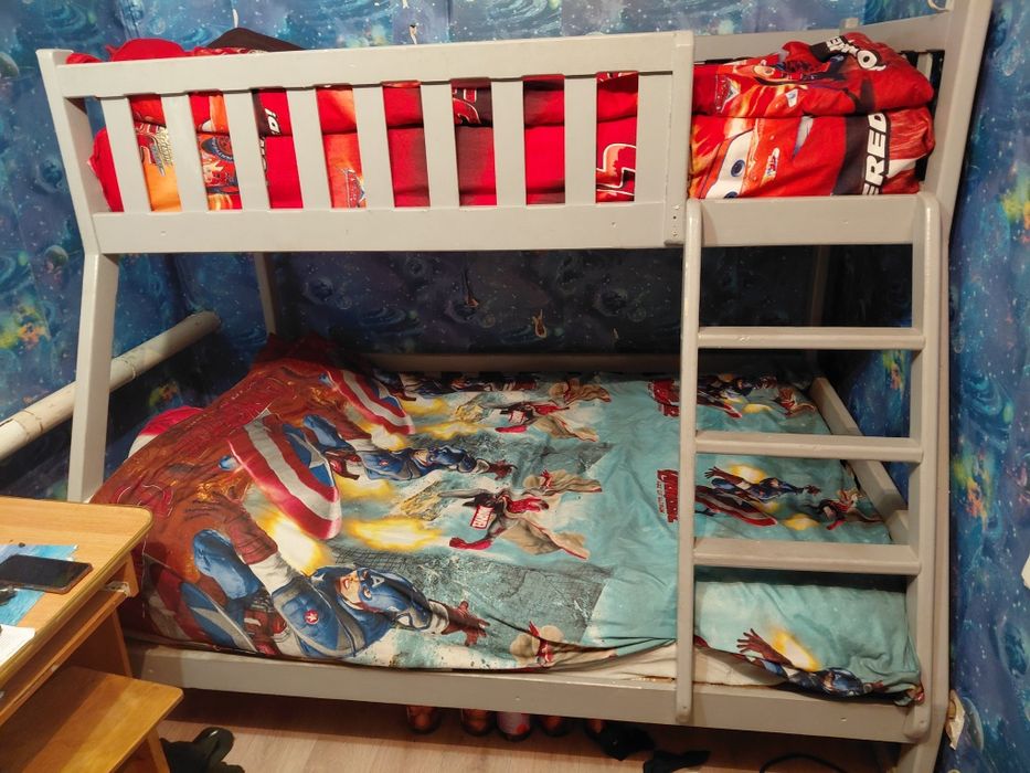 Продам двухярусную кровать из дерева дуба