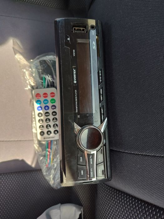 Vând player auto MP3 bluetooth usb aux telecomanda