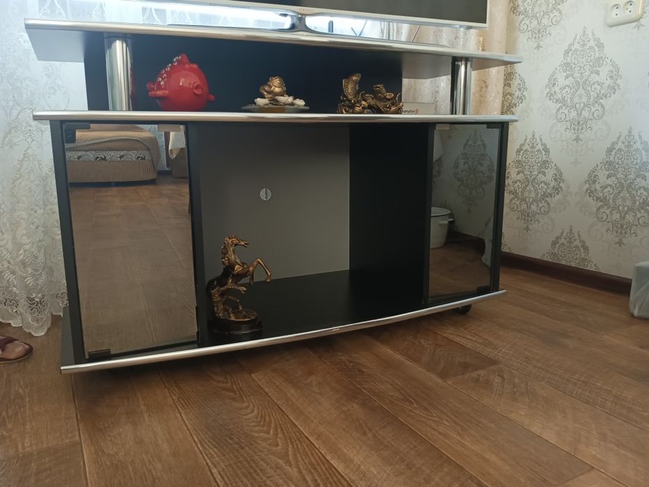 Продам тумбочку для телевизора
