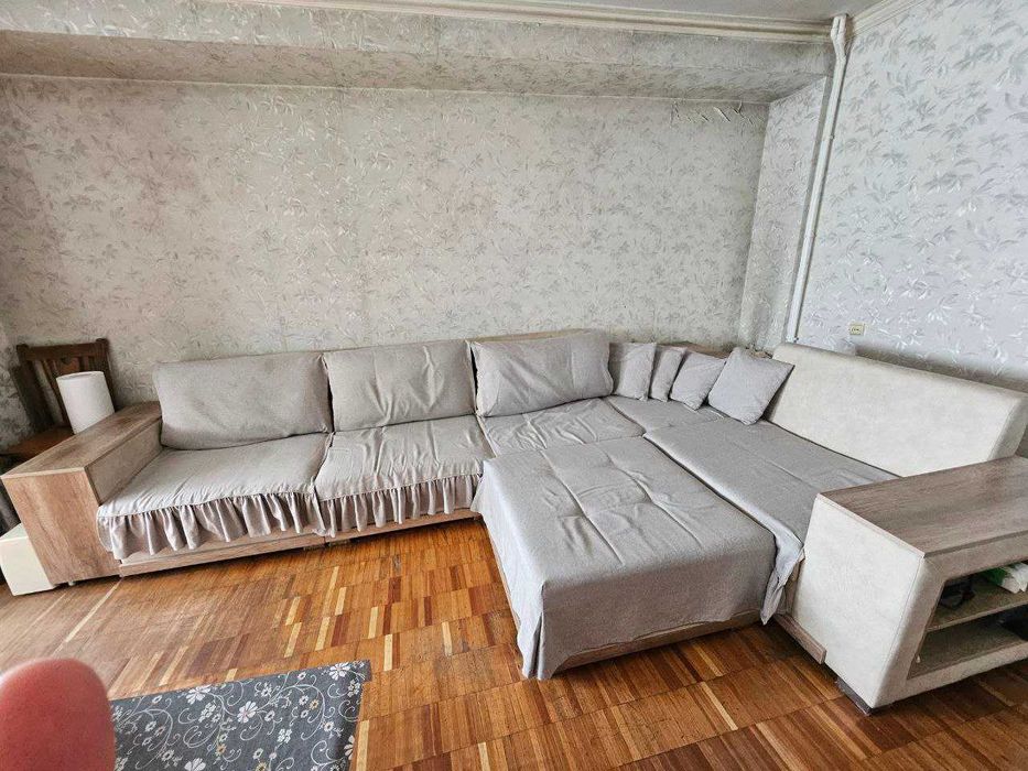 Гостиный уголок в хорошем состоянии с чехлом