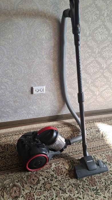 Срочно продаётся Самсунг пылесос.Отлично работает.