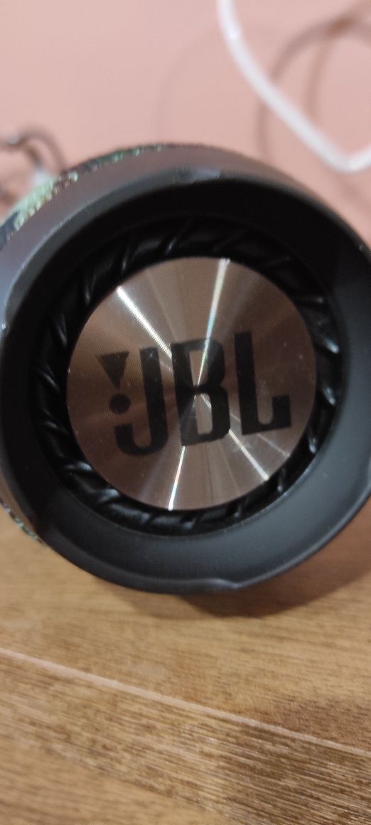 Блутут колонка JBL